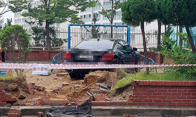 부산 사상구의 한 아파트에서&nbsp;70대 남성이 몰던 승용차가 돌진해 아파트 놀이터 담장이 무너지는 사고가 발생했다. 부산 사상경찰서 제공