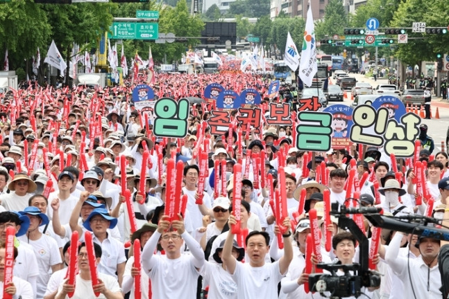 6일 오후 정부서울청사 인근에서 열린 공무원 임금인상 쟁취 총궐기대회에서 공무원노조원들이 관련 구호를 외치고 있다. 연합뉴스