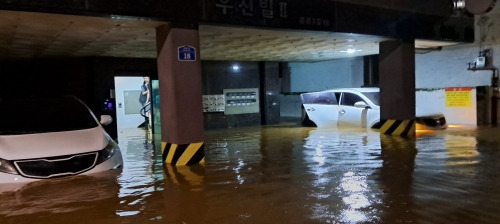 침수된 전북 군산시 한 건물 주차장. 군산시 제공