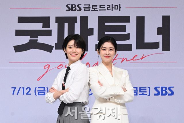 배우 남지현, 장나라가 10일 오후 서울 양천구 SBS 목동 사옥에서 진행된 SBS 새 금토드라마 ‘굿 파트너’(극본 최유나/연출 김가람) 제작발표회에서 포즈를 취하고 있다. 김규빈 기자 2024.07.10