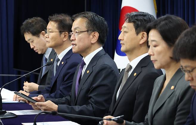 최상목 부총리 겸 기획재정부 장관이 지난 3일 서울 종로구 정부서울청사에서 관계부처 장차관들과 2024년 하반기 경제정책방향 및 역동경제 로드맵 발표를 하고 있다. ⓒ연합뉴스