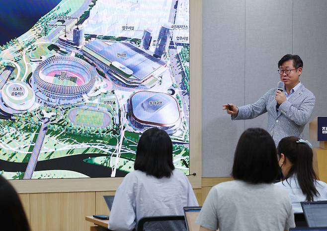 서울시 김승원 균형발전본부장이 9일 서울시청 브리핑룸에서 잠실야구장 대체구장 조성계획안을 발표하고 있다. 연합뉴스