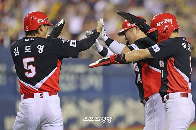 KIA 최형우(가운데)가 9일 잠실 LG전에서 6회초 만루홈런을 친 뒤 먼저 득점하고 기다리던 김도영, 박찬호와 하이파이브 하고 있다. KIA 타이거즈 제공