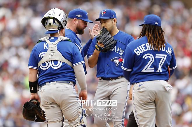 ▲존 슈나이더 감독이 기쿠치 유세이와 이야기를 나누고 있다.