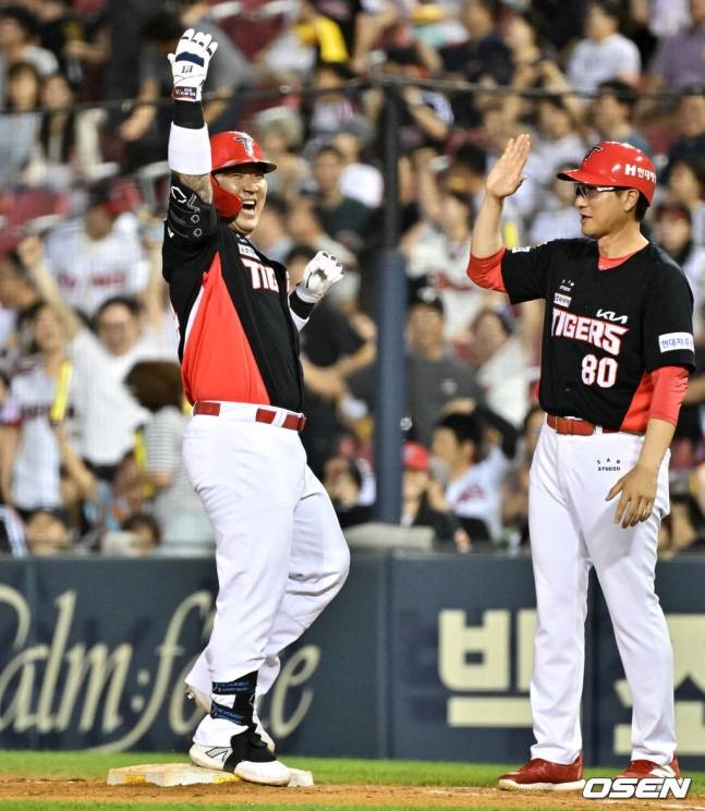 KIA 최형우(왼쪽)가  10일 잠실 LG전 9회 초 2사 1루에서 동점 적시타를 때려내고 기뻐하고 있다.