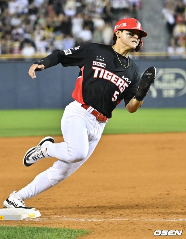 KIA 김도영이 10일 잠실 LG전 9회 초 최형우의 좌중간 안타 때 홈까지 파고들고 있다.