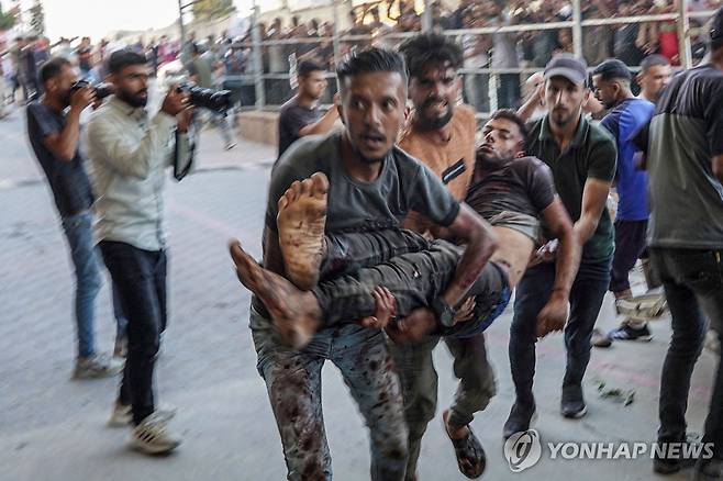 부상자 이송하는 팔레스타인 주민들 [AFP 연합뉴스 자료사진. 재판매 및 DB 금지]