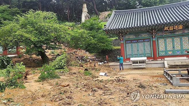 충남 부여 사찰 산사태 피해 (부여=연합뉴스) 10일 오전 7시 기준 충남 부여군 임천면에 밤사이 440.5㎜의 기록적인 폭우가 내리면서 임천면 대조사 뒷산에서 산사태가 발생해 사찰까지 흙이 떠내려와 있다. 2024.7.10 [충남 부여군 제공. 재판매 및 DB 금지] jyoung@yna.co.kr