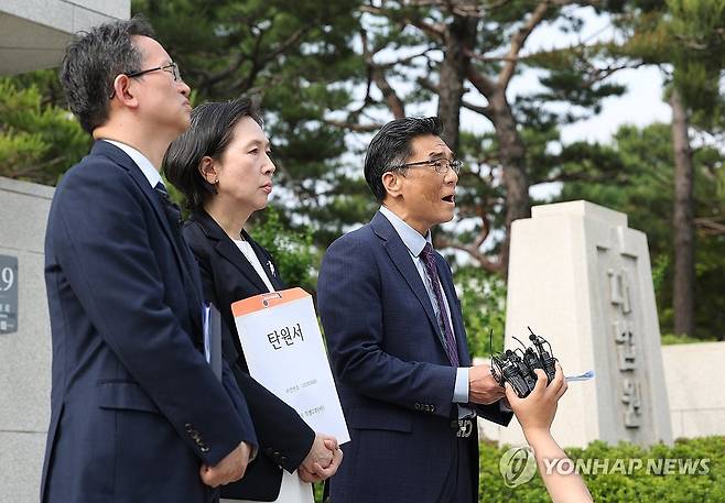 기자회견 발언하는 배장환 충북대의대 비대위 위원장 (서울=연합뉴스) 김성민 기자