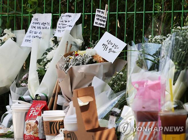 분당 차량 돌진 및 흉기 난동 현장에 놓인 추모 꽃다발 (성남=연합뉴스) 홍기원 기자 = 7일 오전 경기도 성남시 서현역 한 대형 백화점 인근에 지난 3일 발생한 '분당 차량 돌진 및 흉기 난동'으로 사망한 피해자를 추모하는 꽃다발과 커피 등이 놓여 있다. 2023.8.7 xanadu@yna.co.kr