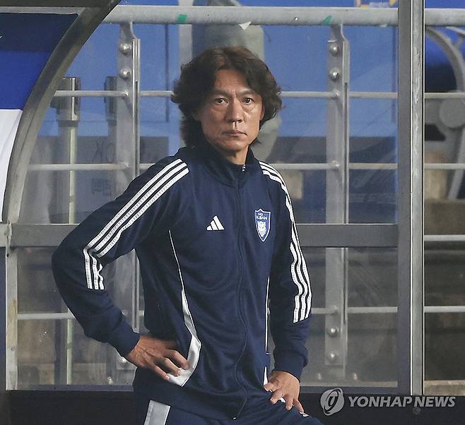 벤치에서 경기 보는 홍명보 감독 (울산=연합뉴스) 김용태 기자 = 10일 울산 문수축구경기장에서 열린 프로축구 하나은행 K리그1 2024 울산 HD와 광주FC의 경기에서 울산 홍명보 감독이 벤치에서 경기를 지켜보고 있다. 2024.7.10 yongtae@yna.co.kr