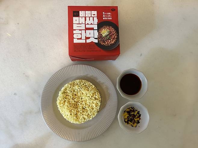 더미식비빔면 맵싹한 맛의 제품 구성/사진=김아름 기자 armijjang@