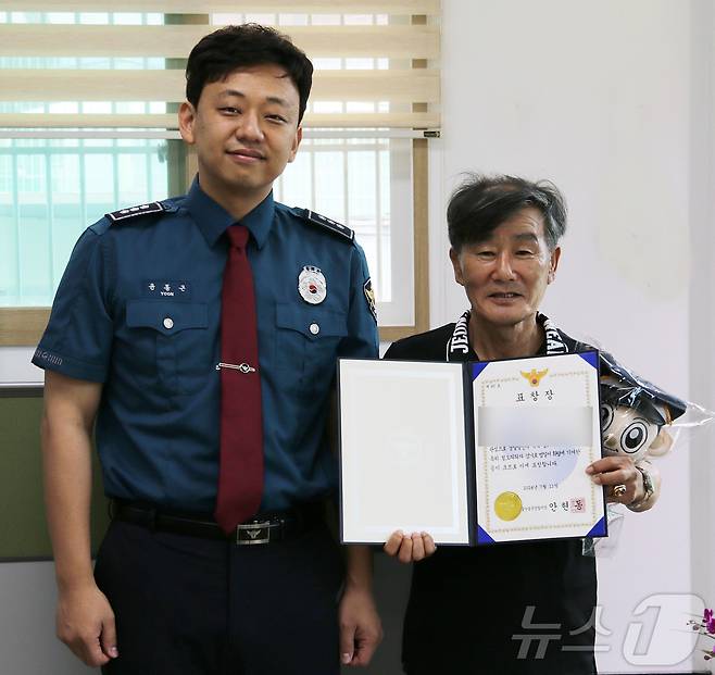 울산울주경찰서는 금은방 절도범을 도운 50대 남성에게 유공자 표창장을 수여했다.(울산울주경찰서제공)