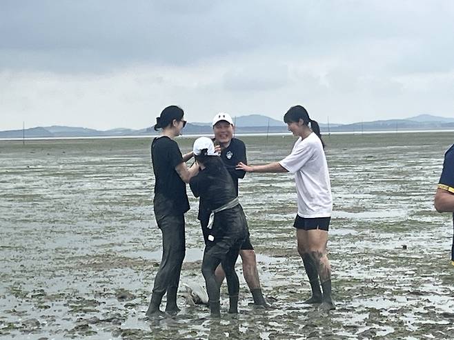 감독에게 머드를 묻히는 이다현(왼쪽)과 정지윤(오른쪽). 무안 | 강예진 기자