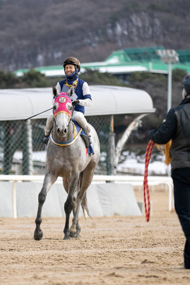 스포츠서울배 우승 직후 문세영 기수. 사진제공=한국마사회