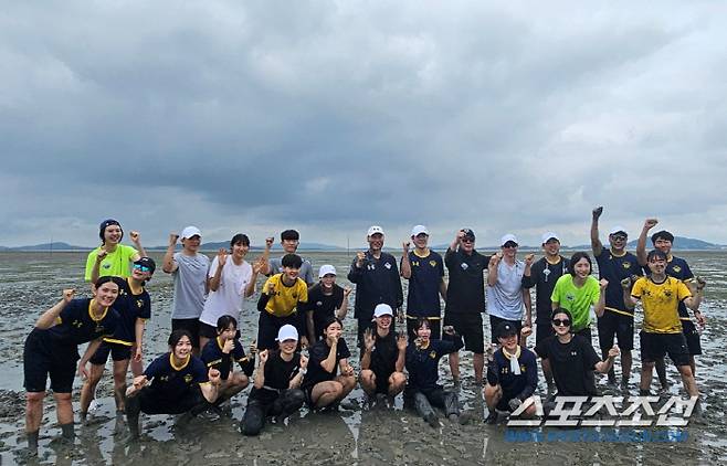 11일 갯벌훈련 후 기념 촬영을 하는 현대건설 선수단. 무안=이종서 기자