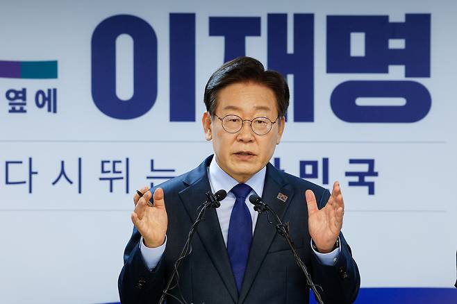 이재명 더불어민주당 전 대표가 10일 서울 여의도 당사에서 8·18 전당대회 당 대표 출마를 선언한 뒤 취재진 질문에 답하고 있다./뉴스1