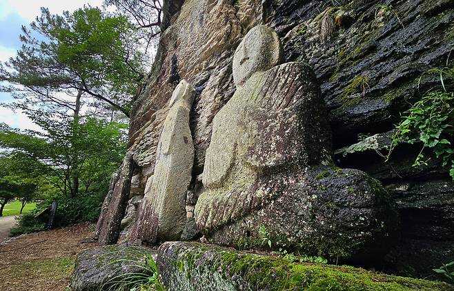 '석불군 가'. 운주사 입구 9층석탑의 동쪽에 있다. 수직 단애면에 대좌를 마련하고 그 위에 불상을 모셨다. 2024.7.4 /김영근 기자