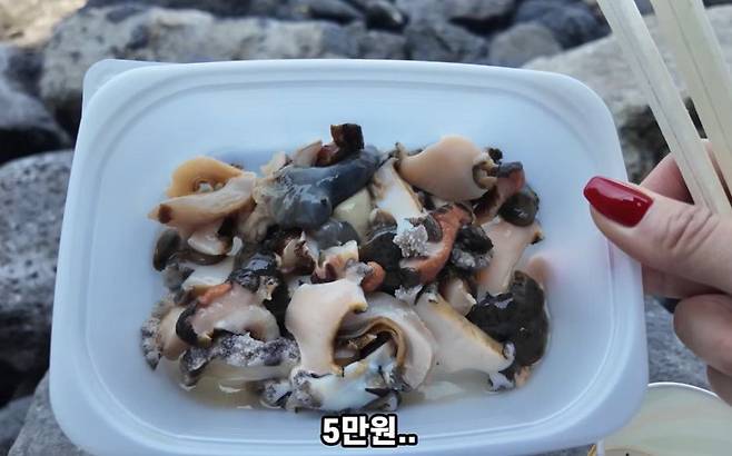 제주 용두암에서 해녀들이 판매하는 해산물 5만원어치./유튜브채널 '부산여자하쿠짱TV'