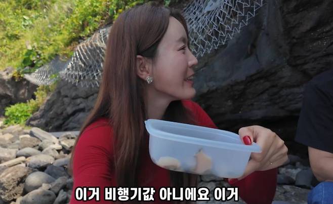 제주도에 거주하는 부산출신 유튜버가 용두암 해녀촌을 방문해 5만원어치 해산물을 먹고 있다./유튜브채널 '부산여자하쿠짱TV'