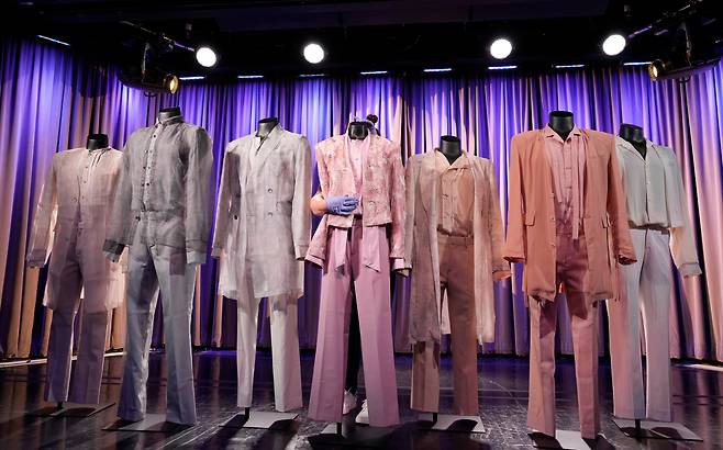 방탄소년단(BTS)이 앨범 '프루프'(Proof)의 컨셉사진 촬영 때 입었던 의상이 미국 그래미 뮤지엄에 전시돼 있다. /AP 연합뉴스