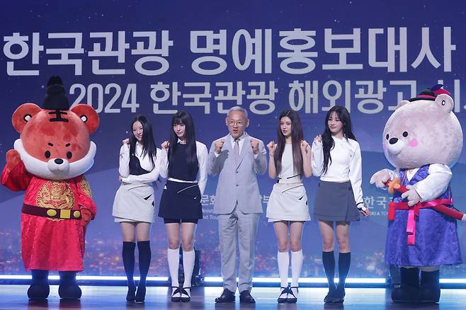 뉴진스 멤버들이 11일 오전 서울 용산구 그랜드하얏트 호텔에서 2024 한국관광 명예 홍보대사로 위촉된 후 유인촌 문화체육관광부 장관과 기념 촬영하고 있다. 왼쪽부터 뉴진스 하니, 해린, 유인촌 문화체육관광부 장관, 다니엘, 민지. /연합뉴스