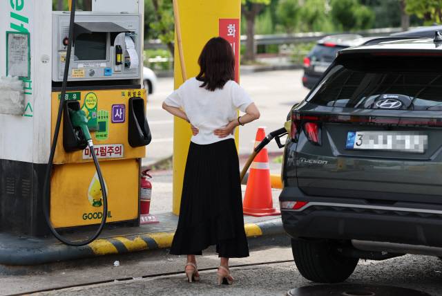 유류세 인하율이 축소된 지난 1일 광주 서구 치평동의 한 주유소를 찾은 시민 모습. <연합뉴스>