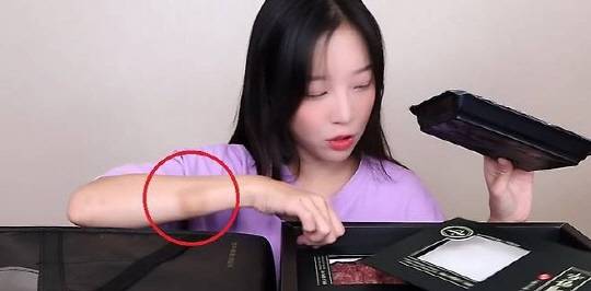 팔목에 멍자국 있는 채로 방송 중인 쯔양.    [쯔양 유튜브 캡처]