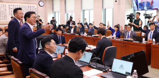 '윤석열 대통령 탄핵소추안 즉각 발의 요청에 관한 청원' 관련 청문회 실시계획서 채택 안건이 지난 9일 오후 국회에서 열린 법제사법위원회 전체회의에서 여당 의원들의 거센 항의 속에 표결 처리되고 있다. [연합뉴스 제공]