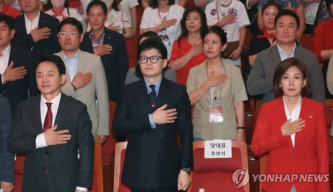 국민의힘 4차 전당대회 부울경 합동연설회 (부산=연합뉴스) 신준희 기자 = 국민의힘 당 대표 후보들이 10일 오후 부산 벡스코에서 열린 제4차 전당대회 부산, 울산, 경남 합동연설회에서 국기에 경례하고 있다. 앞줄 왼쪽부터 원희룡·한동훈·나경원 대표 후보. 2024.7.10 hama@yna.co.kr (끝)