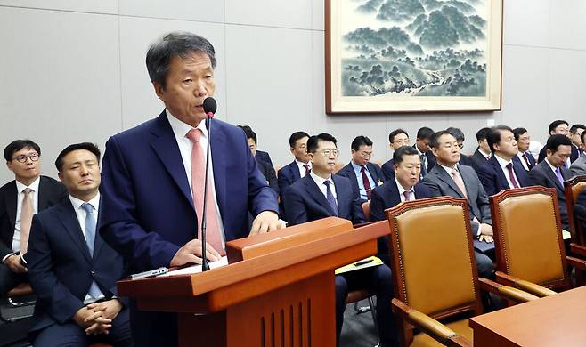 지난 1일 오전 서울 여의도 국회에서 열린 운영위원회 전체회의에서 김용원 인권위 상임위원이 발언하고 있다. 김경호 선임기자 jijae@hani.co.kr