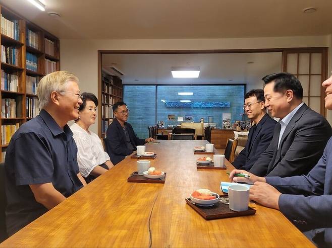 11일 김두관 더불어민주당 당대표 후보가 경남 양산 평산마을에 위치한 문재인 전 대통령 사저를 찾아 문 전 대통령과 김정숙 여사를 만나고 있다. 김두관 후보 캠프 제공.