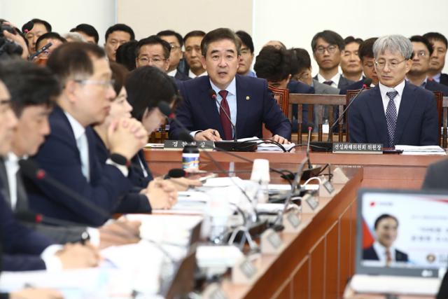 윤희근 경찰청장이 11일 서울 여의도 국회에서 열린 행정안전위원회 전체회의에 출석해 의원 질의에 답하고 있다. 뉴스1