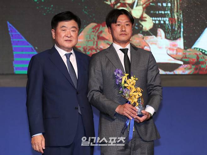 "올 한해 프로축구를 결산하는 '하나원큐 K리그 2022 대상 시상식' 24일 오후 서울 양재동 더케이호텔에서 열렸다. 광주FC 이정효 감독이 K리그2 감독상을 수상하고 권오갑 총재와 포즈를 취하고 있다. 김민규 기자 mgkim1@edaily.co.kr /2022.10.24/"