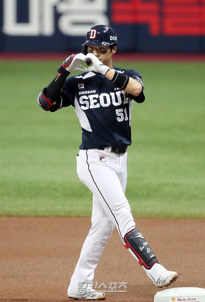 2023 KBO 프로야구 키움히어로즈와 두산베어스의 경기가 22일 오후 서울 고척스카이돔에서 열렸다. 1회초 무사 선두타자 조수행이 안타로 출루해 세리머니를 하고 있다. 고척=김민규 기자 mgkim1@edaily.co.kr /2023.08.22/