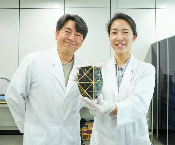 KERI 전기변환소재연구센터 차승일·윤민주 연구팀이 화재에 강한 ‘도심형 고효율 유연 태양광 모듈’을 개발했다.