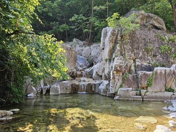 재량밭골의 폭포. 오른쪽 암벽으로 오를 수 있다. 가물 때라 수량이 적다.