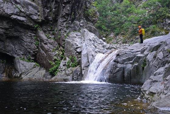 용소골의 제1용소. 깊이를 알 수 없는 검은 소가 장관이다.