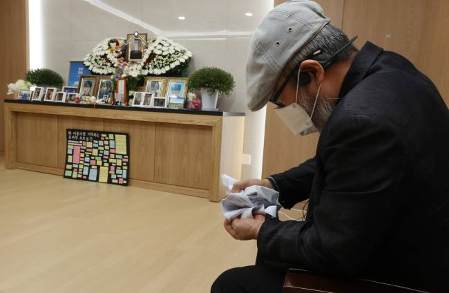 2022년 7월  이예람 중사의 아버지 이주완씨가 경기 성남 국군수도병원에 마련된 이 중사의 빈소에서 국방부의 최종수사 결과 보도자료를 구기고 있다. 연합뉴스