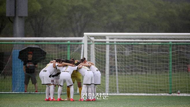 명서초 아이들이 강릉FC와의 경기 전 팀 구호인 ‘정신일도하사불성’을 외치고 있다.