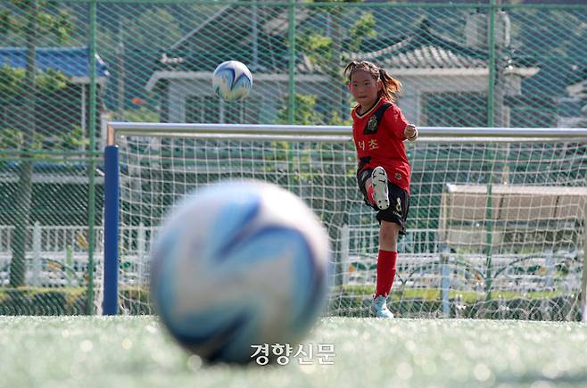 조시은양(10)이 운동장에서 킥연습을 하고 있다. 더위에 힘들지 않냐는 질문에 시은양은 “더워도 재밌어요”라고 답했다.