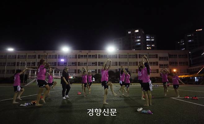 명서초 축구부 아이들이 훈련을 마치고 스트레칭을 하고 있다. 밤 9시까지 하는 훈련이 고될 법도 하지만 아이들은 끝까지 웃으며 훈련을 마무리했다.