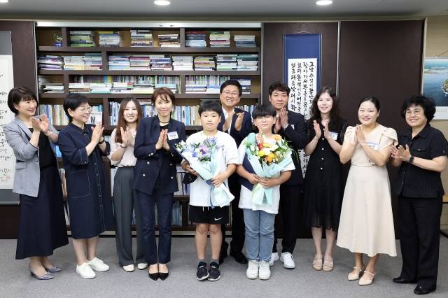 실종된 발달장애 학생을 찾아준 두루초등학교 박지율, 신수오군이 10일 오후 세종시교육청 교육감실에서 표창장을 받고 있다. 세종시교육청 제공.