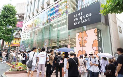 라인프렌즈 스퀘어 시부야점 앞에서 입장을 기다리는 팬들의 모습. (IPX 제공)
