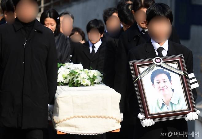 (서울=뉴스1) = 29일 정오 서울 종로구 서울대병원 장례식장에서 배우 고(故) 이선균의 발인식이 엄수되고 있다. (사진공동취재단) 2023.12.29/뉴스1 Copyright (C) 뉴스1. All rights reserved. 무단 전재 및 재배포, AI학습 이용 금지. /사진=(서울=뉴스1) 사진공동취재단