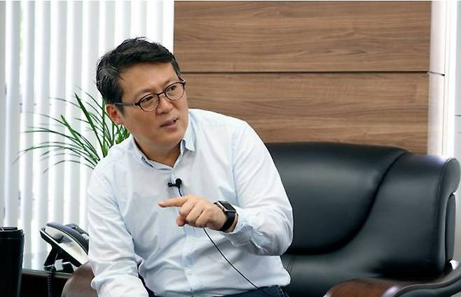 인지심리학자인 김경일 아주대 심리학과 교수는 "유튜브 알고리즘을 '배움'에 맞추면, 그만큼 돈을 안 들이고 학습하기 좋은 수단이 없다"고 했다. 중국, 석유, 공룡. 이런 주제들을 반복해 찾으면서 알고리즘에 심어주는 것. 그래서 성장감을 느끼면 인간이 절대로 비관적일 수 없다고. 유튜브를 주체적으로 활용하는 팁을 알려주었다./사진=남형도 기자