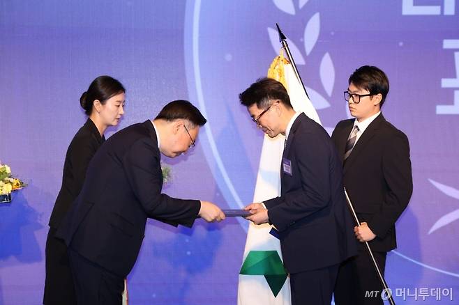 HD현대가 11일 보건복지부가 주최한 제13회 '인구의 날' 기념행사에서 대통령 표창을 수상했다./사진제공=HD현대