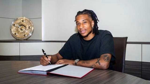 올리세가 바이에른 뮌헨 입단 계약서에 사인을 하고 있다./바이에른 뮌헨 홈페이지