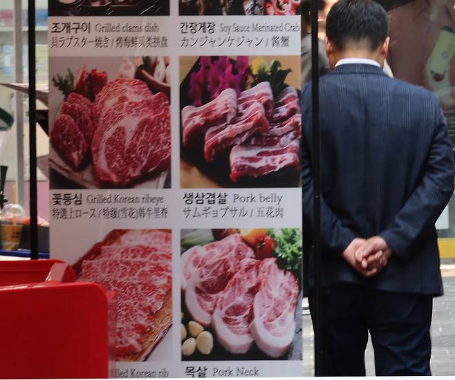 11일 한국소비자원 가격정보종합포털 '참가격'에 따르면 외식 대표 메뉴 삼겹살 1인분 가격이 2만83원으로 4월 1만9천981원에서 102원(0.5%) 올랐다. 사진은 이날 서울 시내 음식점 모습. [연합]