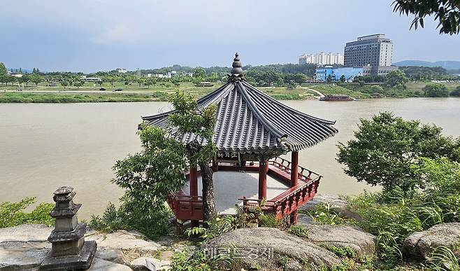 신륵사 강월헌. 남한강 풍광이 일품인 곳이다.